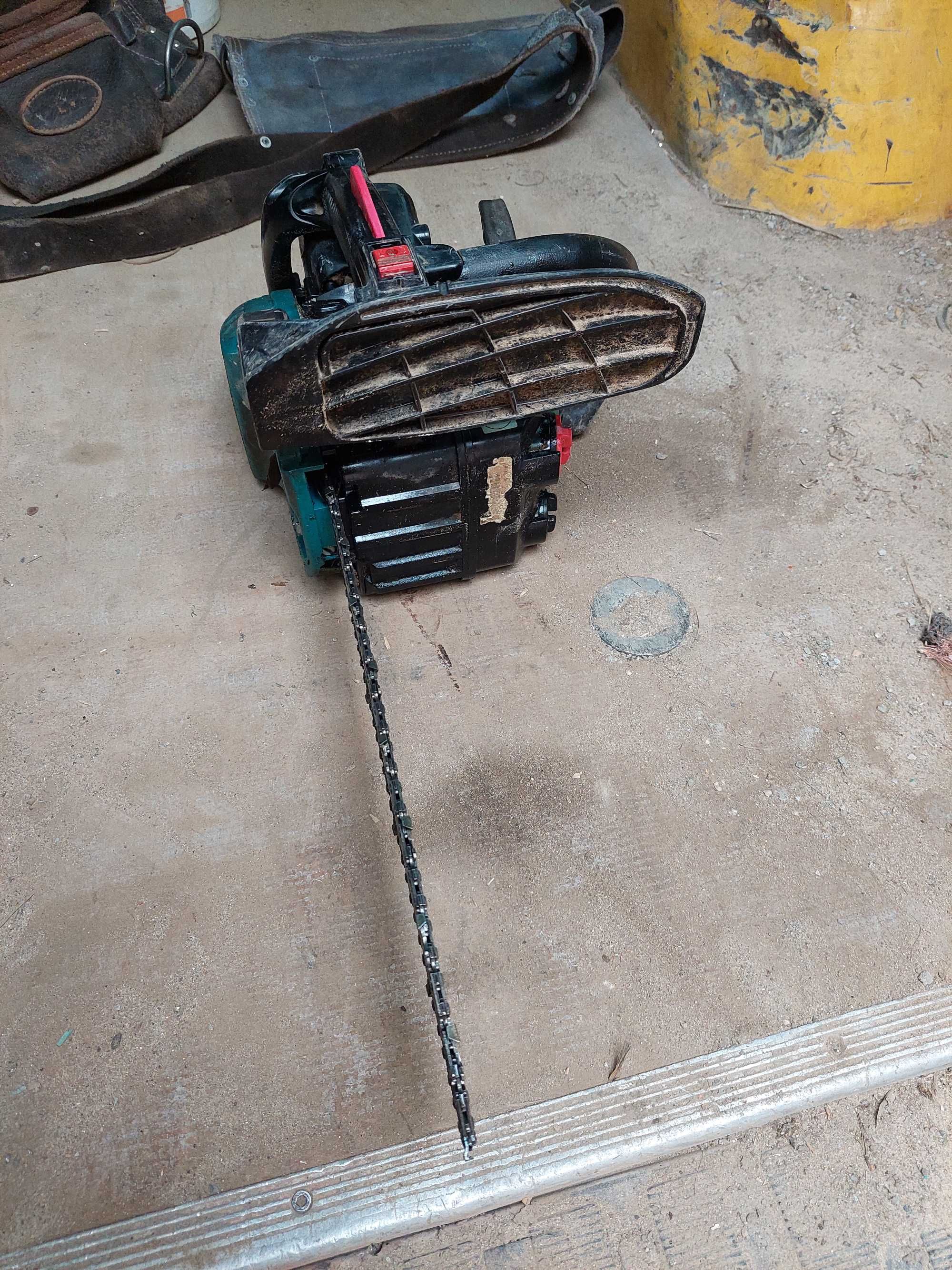 MAKITA EA3110T spalinowa pilarka łańcuchowa 30cm 1,4KM 2-suw