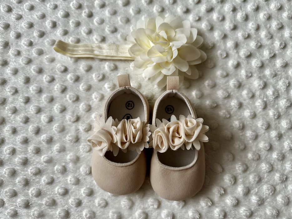 Комплек для дівчинки (сукня, взуття, повʼязка 9-12 міс)