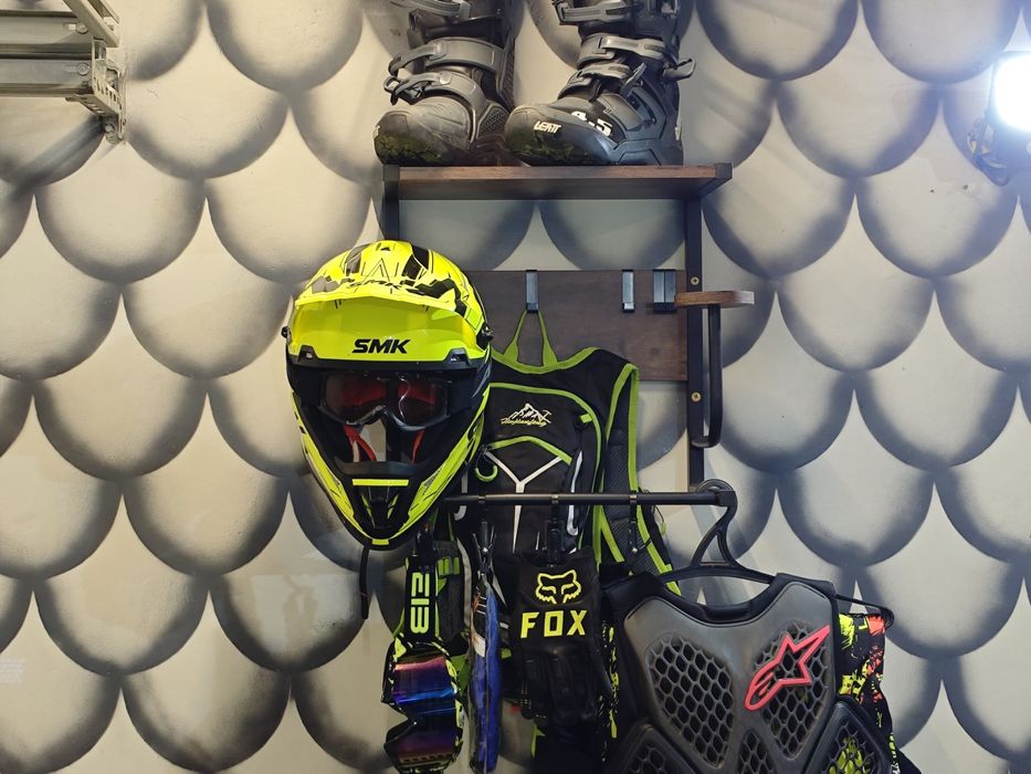 Вешалка для мотошлема и снаряжения