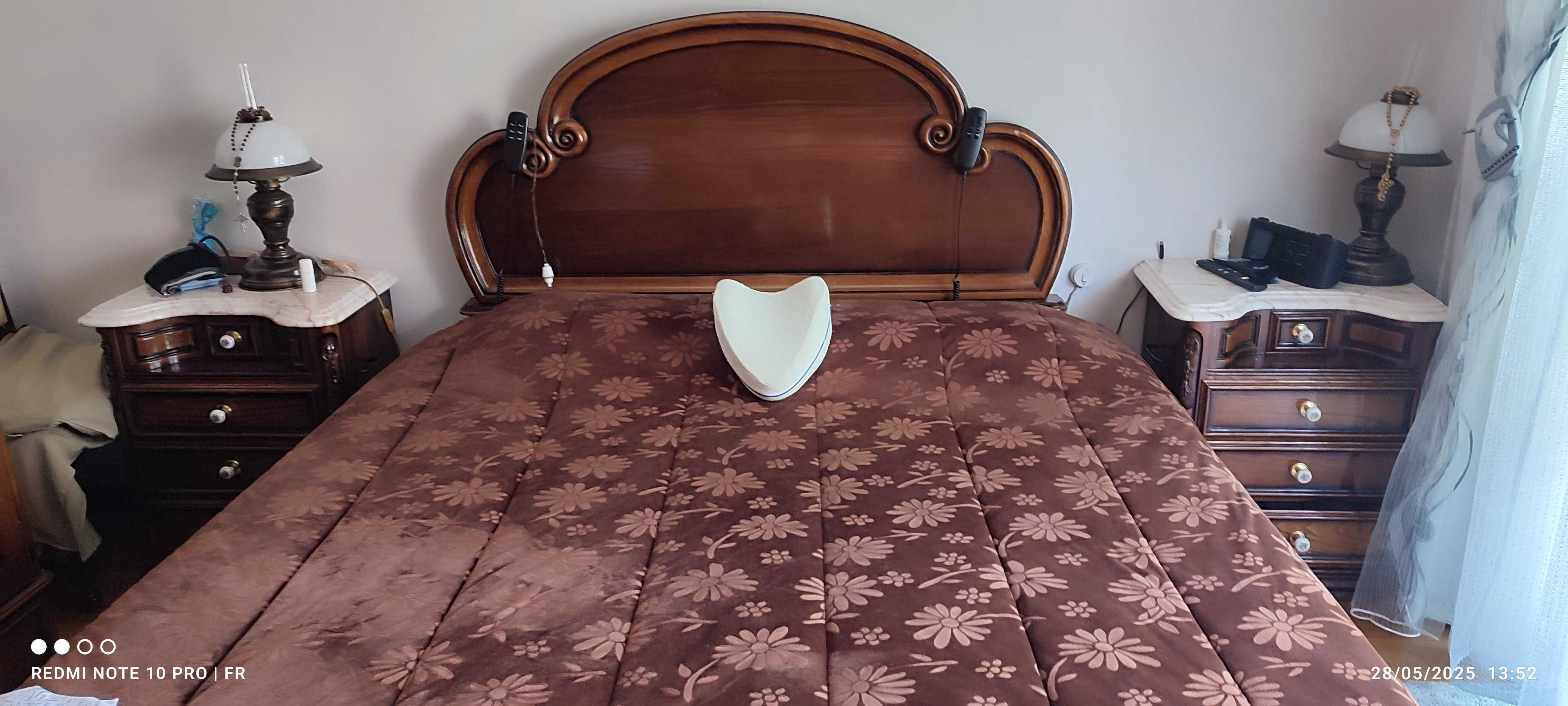 Mobília de quarto completa em madeira maciça.