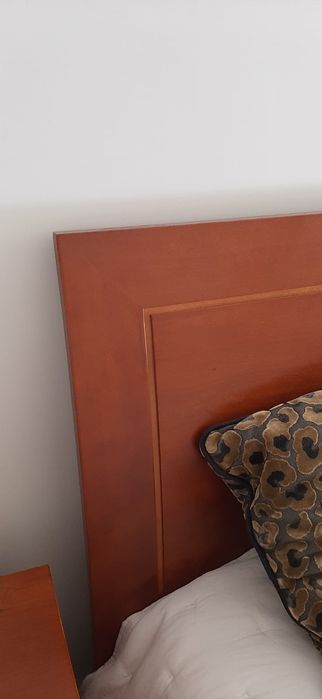 Vendo conjunto de cama com mesinhas de cabeceira.