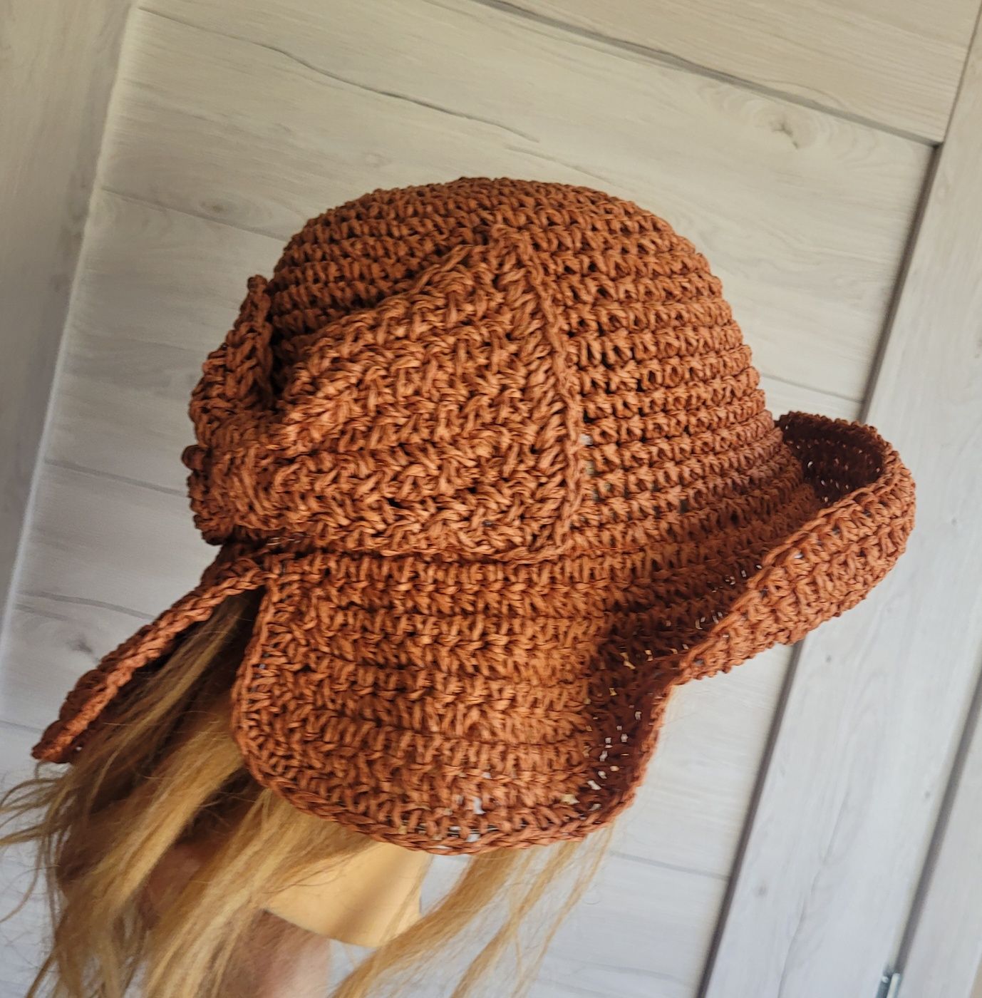 Stylowy śliczny kapelusz oddychający boho z kokardą