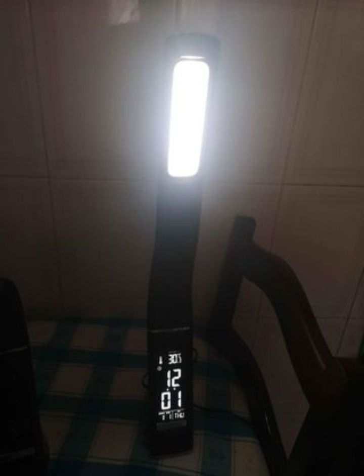 Candeeiro led com relógio