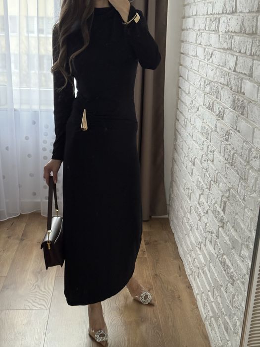 Długa maxi sukienka czarna zdobiona detalami w kolorze złota