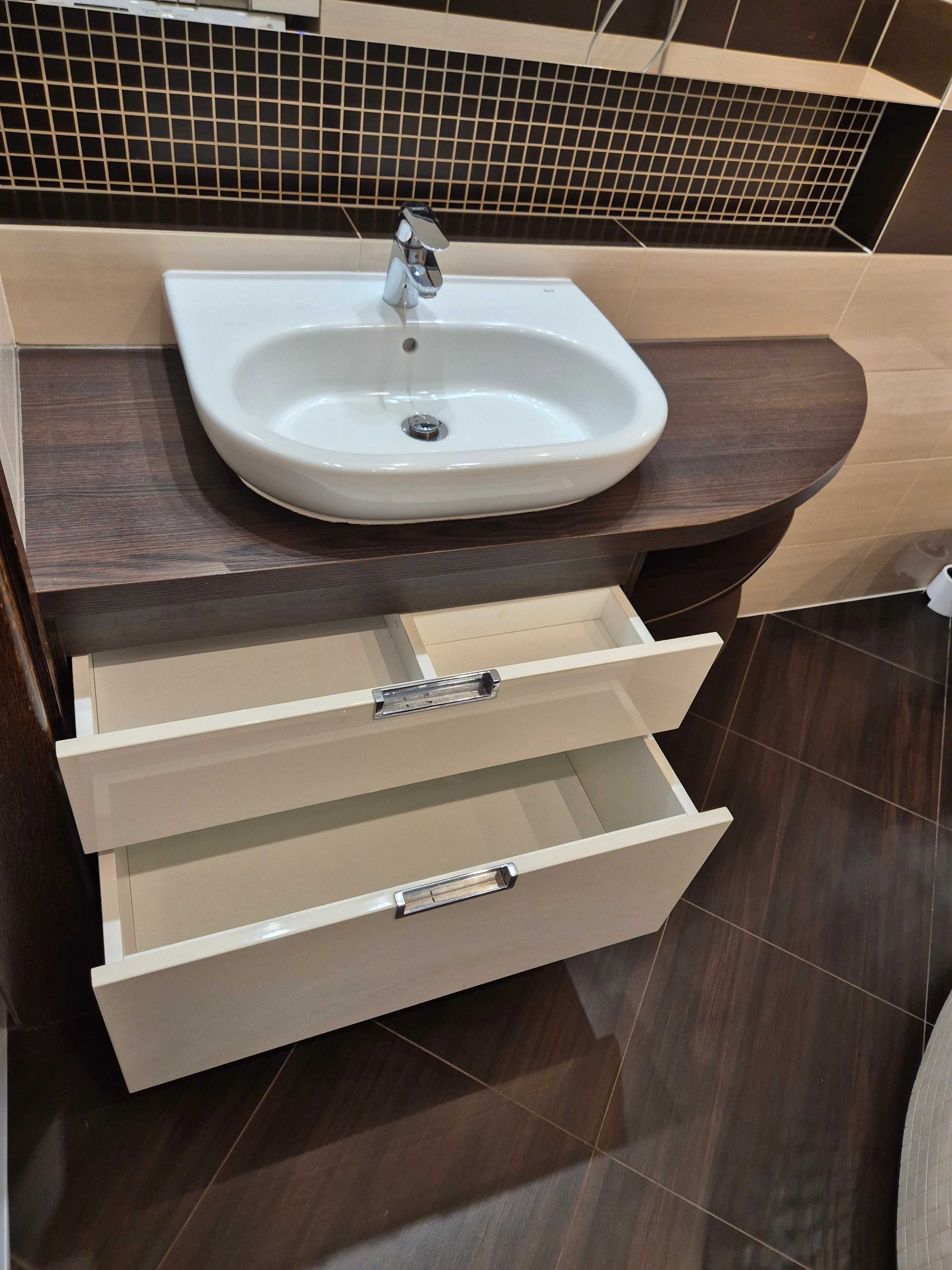 Szafka łazienkowa 134 cm z umywalką Roca i baterią Hansgrohe