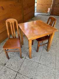 Mesas e cadeiras em madeira