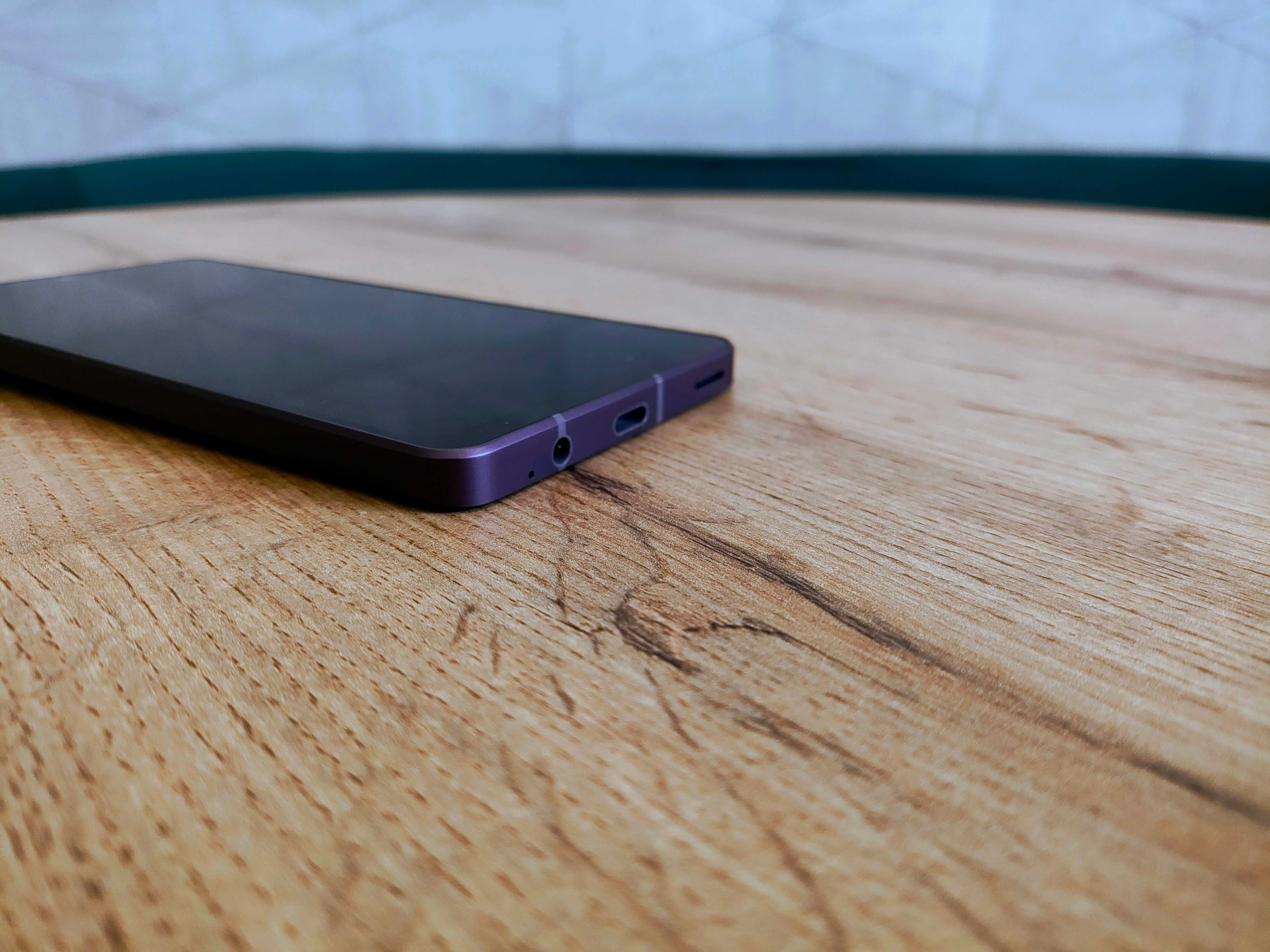 Протиударний смартфон Sharp A208SH (2sim,5050ma,6.4" 240гц,IP68,6\128)