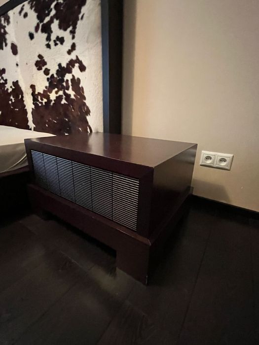 Спальний гарнітур з дерева (ліжко, узголів'я і дві тубмочки, карка