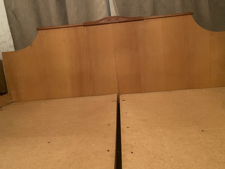 Меблі 90-х. Двоспальне ліжко та дві тумбочки.