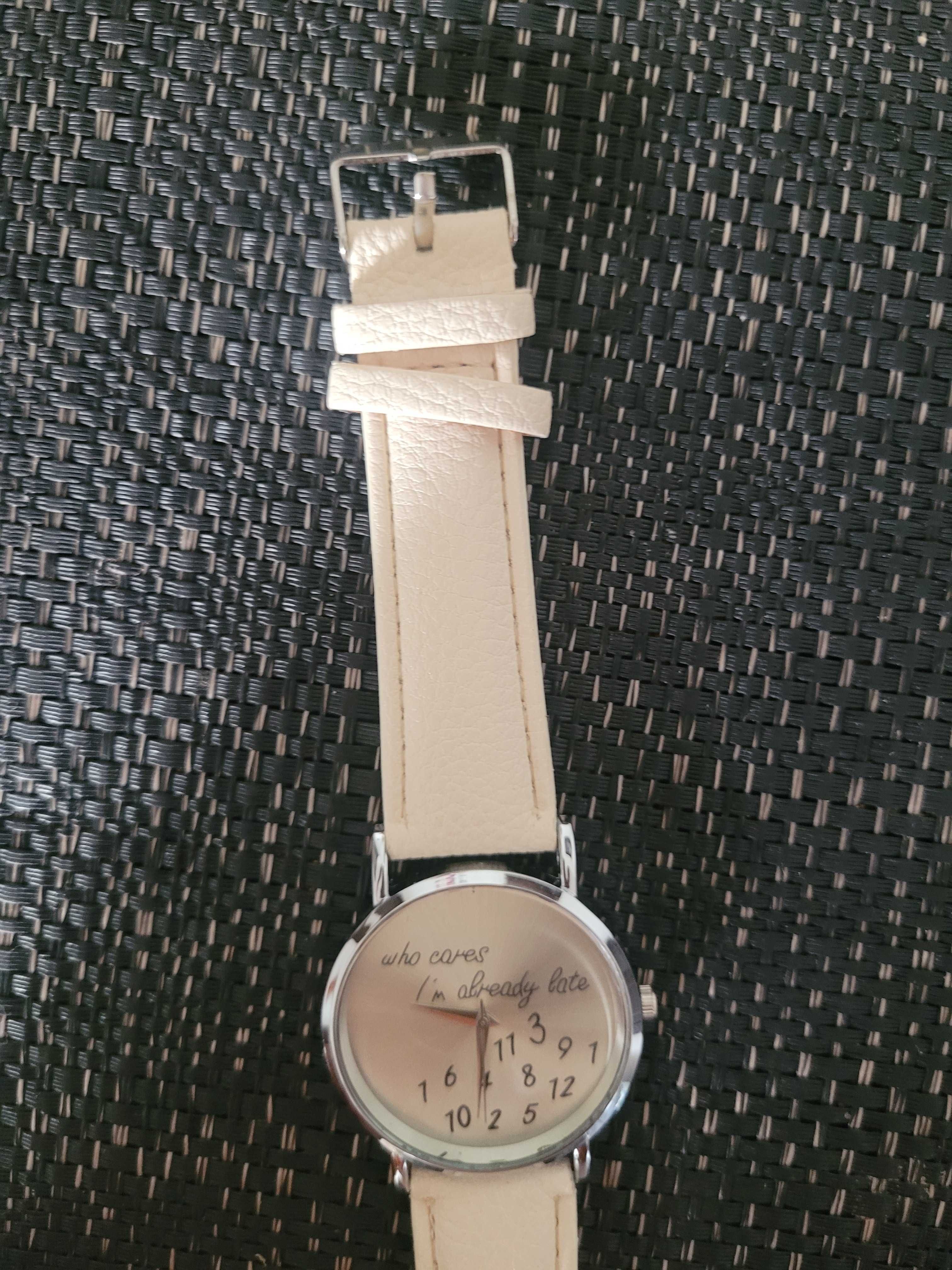 Nowy damski kremowy zegarek na rękę ze srebrną tarczą
