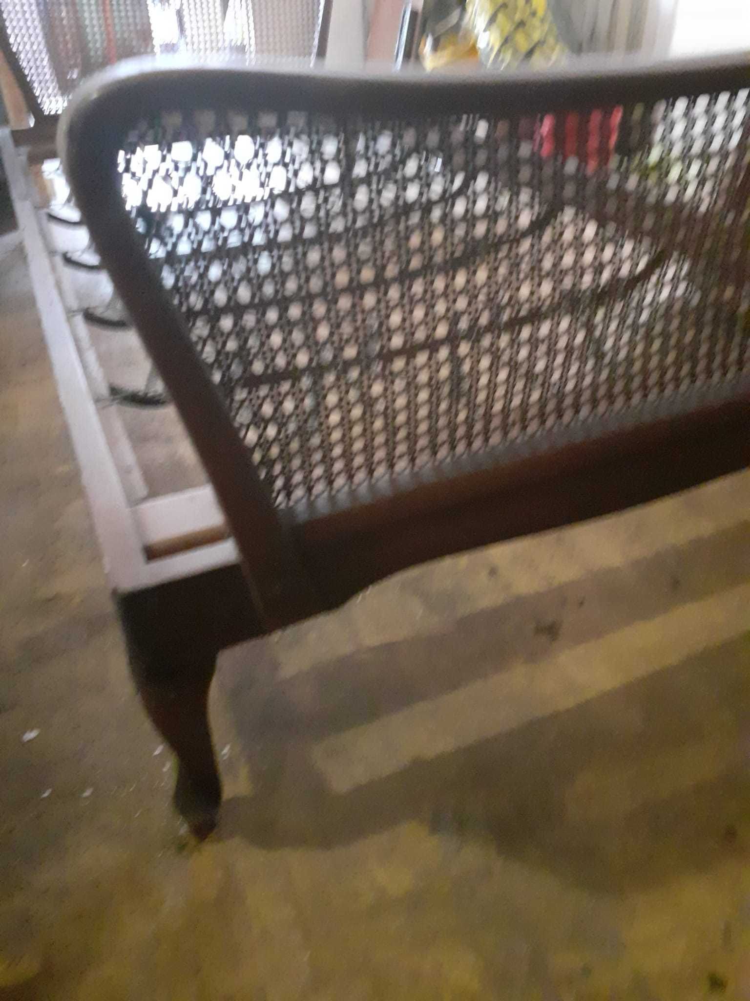 Stare łóżko wyplatane rafią rezerwacja