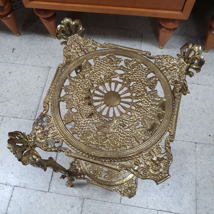 Kwietnik mosiężny stojący na trzech nogach