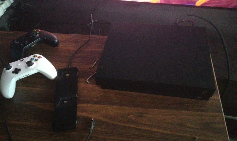 XBOX ONE X 1tb, 2pady , akumulatory + ładowarka stacjonarna