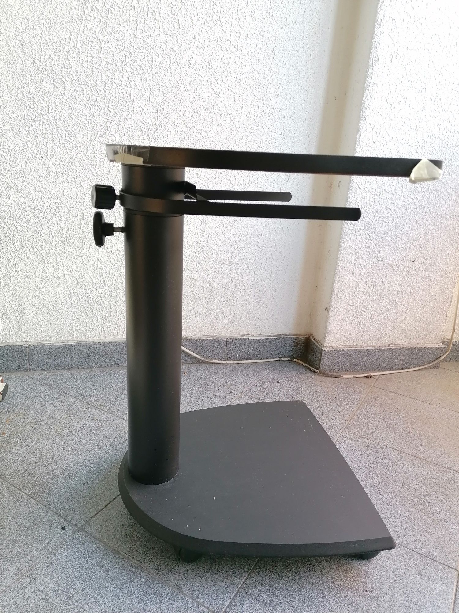 Mesa suporte de equipamentos amovível