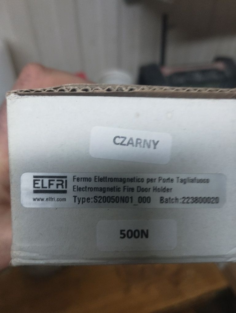 Elektrotrzymacz drzwiowy do drzwi p.poż