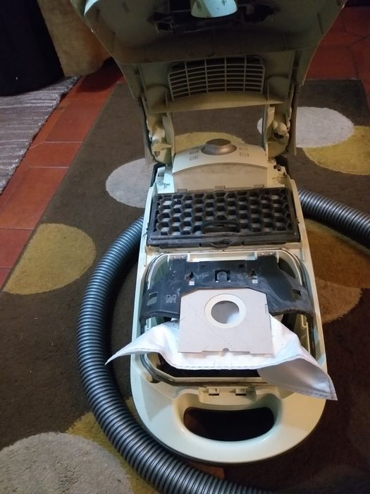 Aspirador de saco MIELE 2000w potente e impecável.