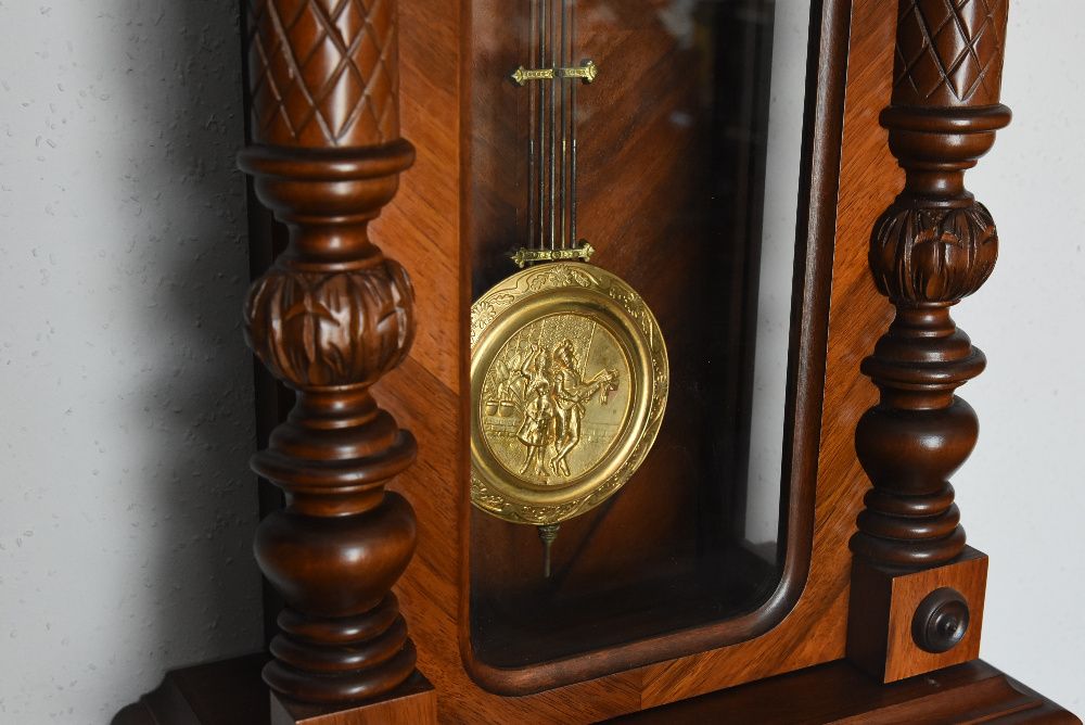 Ładnie rzeźbiony zegar wiszący Gustav Becker