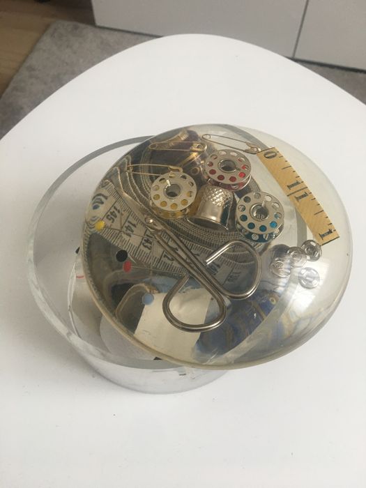 Caixa em acrilico para guardar artigos de costura