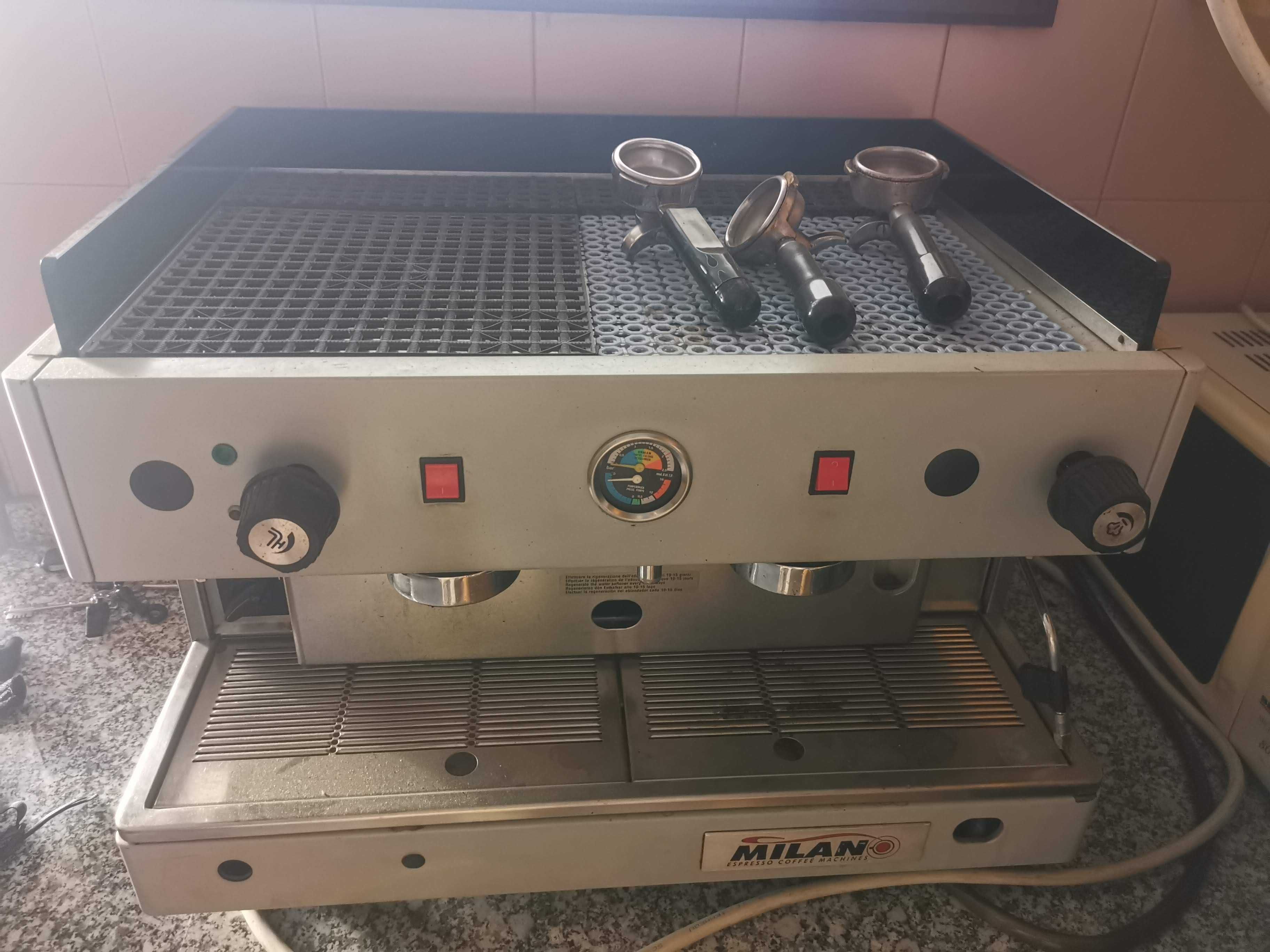 Maquina de café Milan e 2 Moinhos Astoria