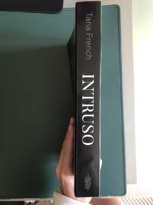 Livro “o Intruso” (The trespasser) (preco Bertrand 18.5€)
