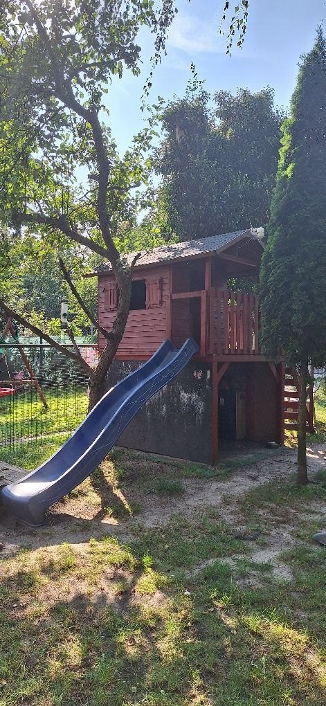 Domek drewniany dla dzieci ze zjeżdżalnią