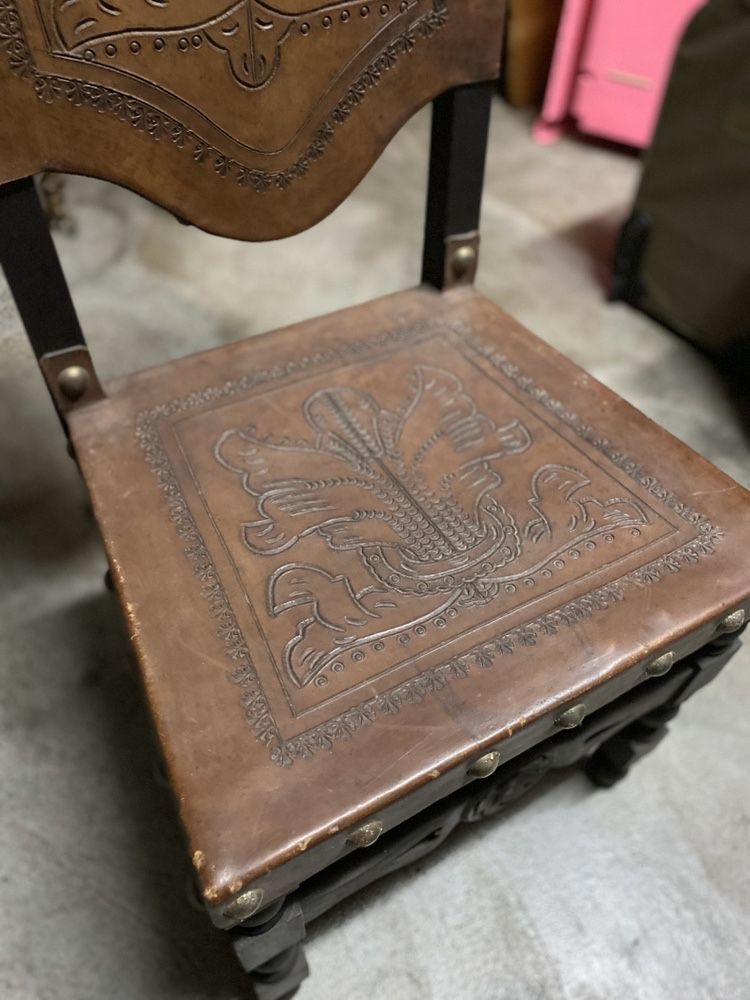Cadeiras antigas em madeira e pele (8)