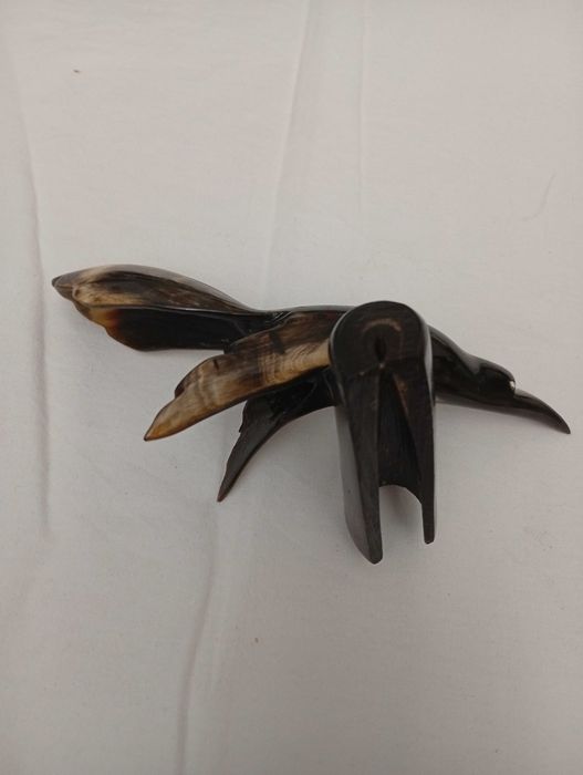 Pássaro feito de corno animal