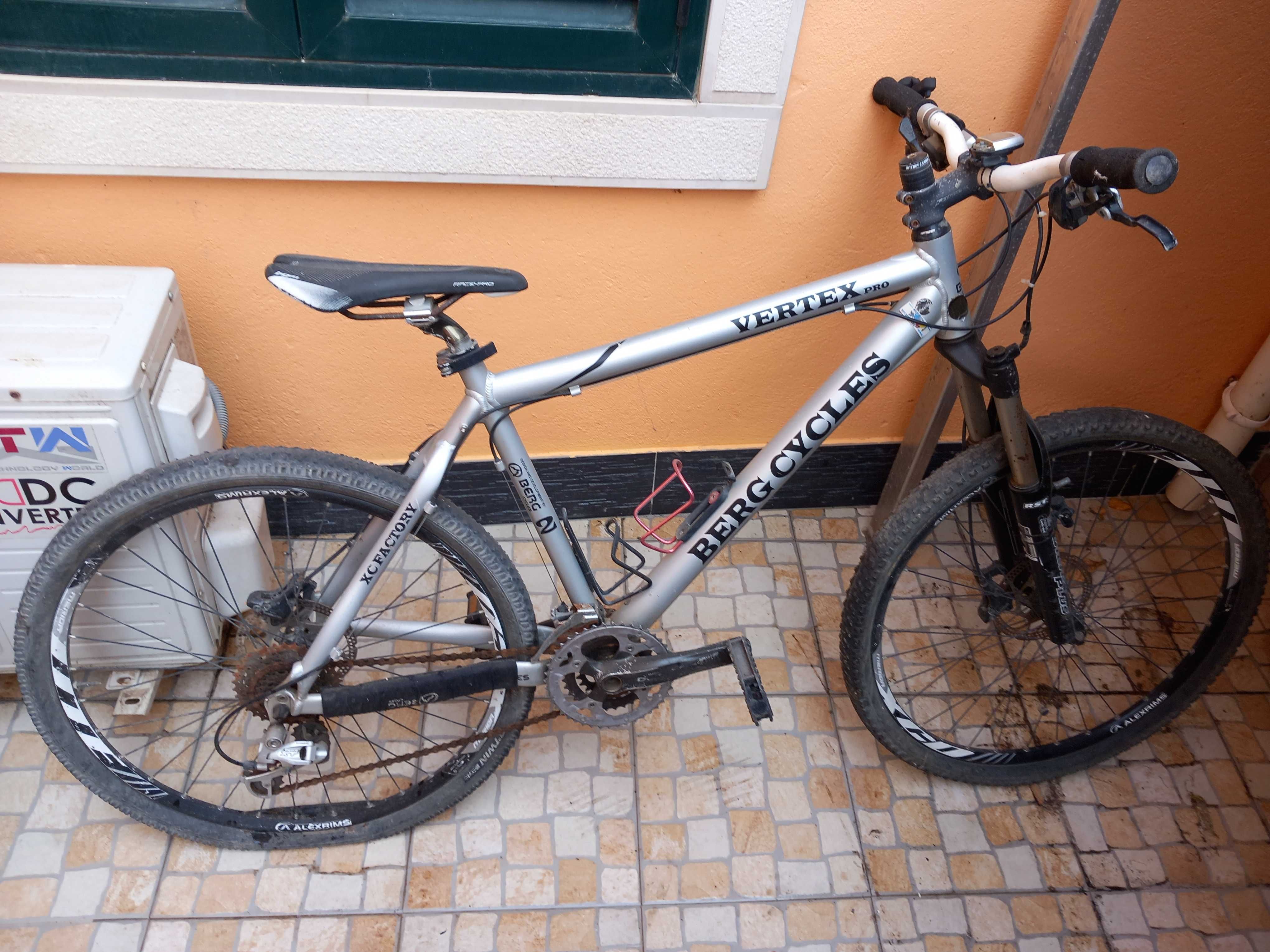 Tenho estas 3 bicicletas que não dou uso.