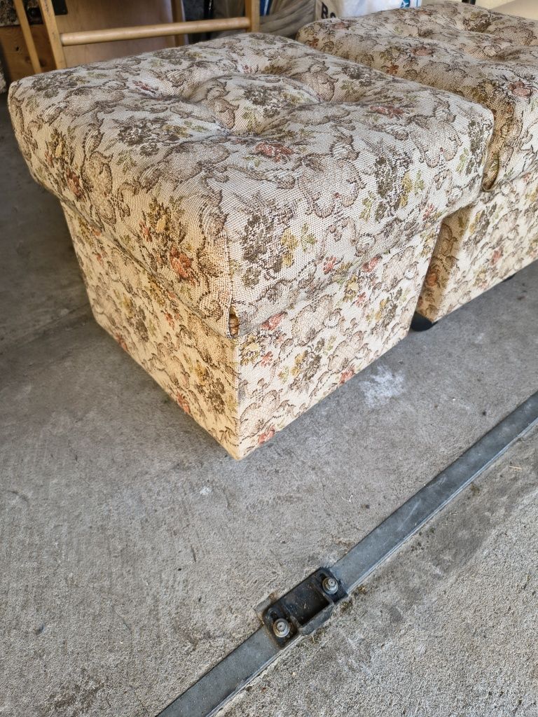 Wersalka rozkładana z 2 pufami