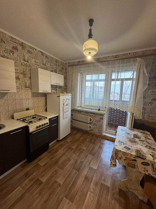 1к, озерна , середній , поверх, поруч озера , мінімальне оформлення