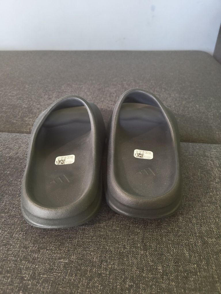 Yezzy slide dark onyx 42