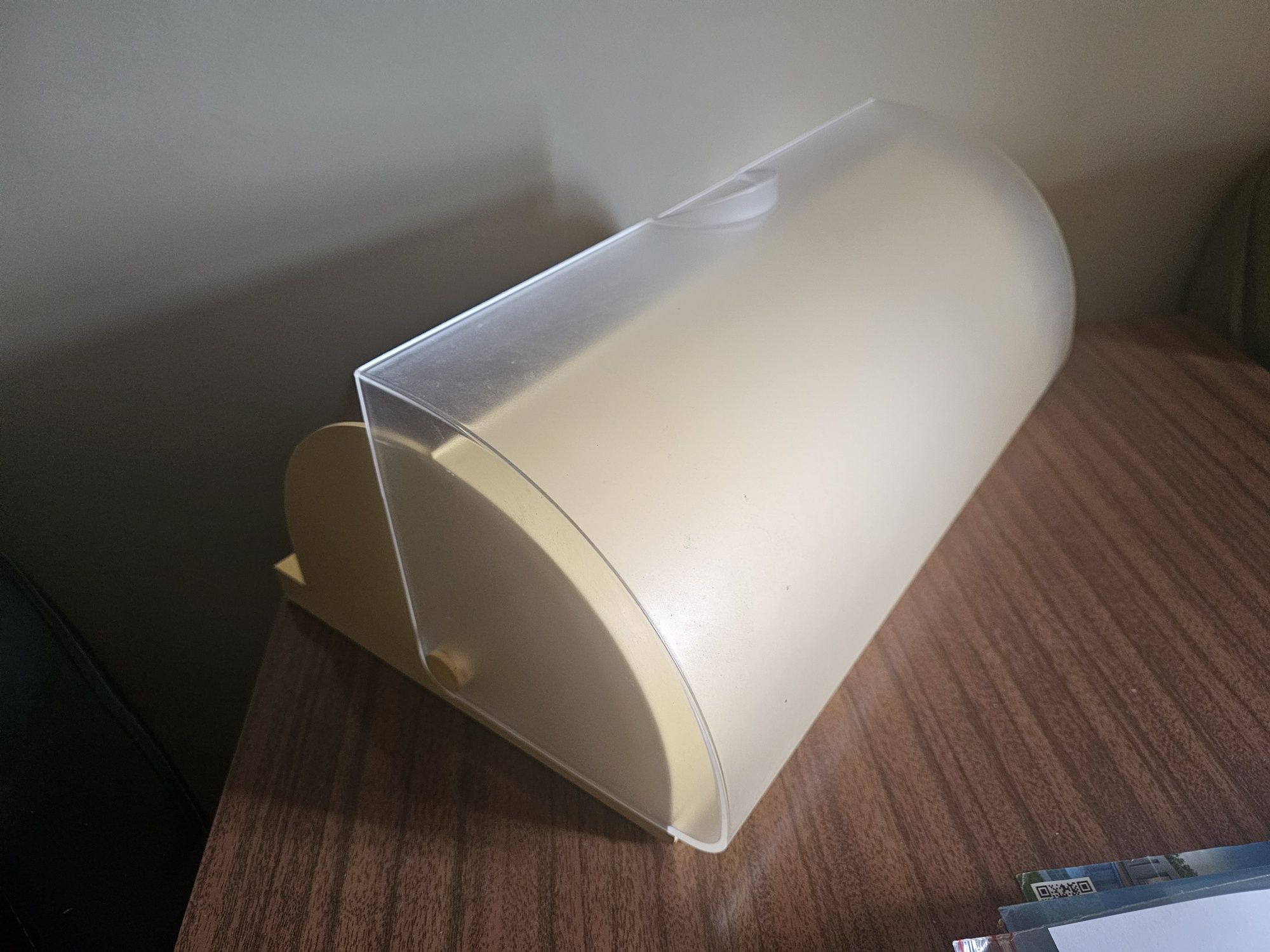Caixa de pão com porta transparente