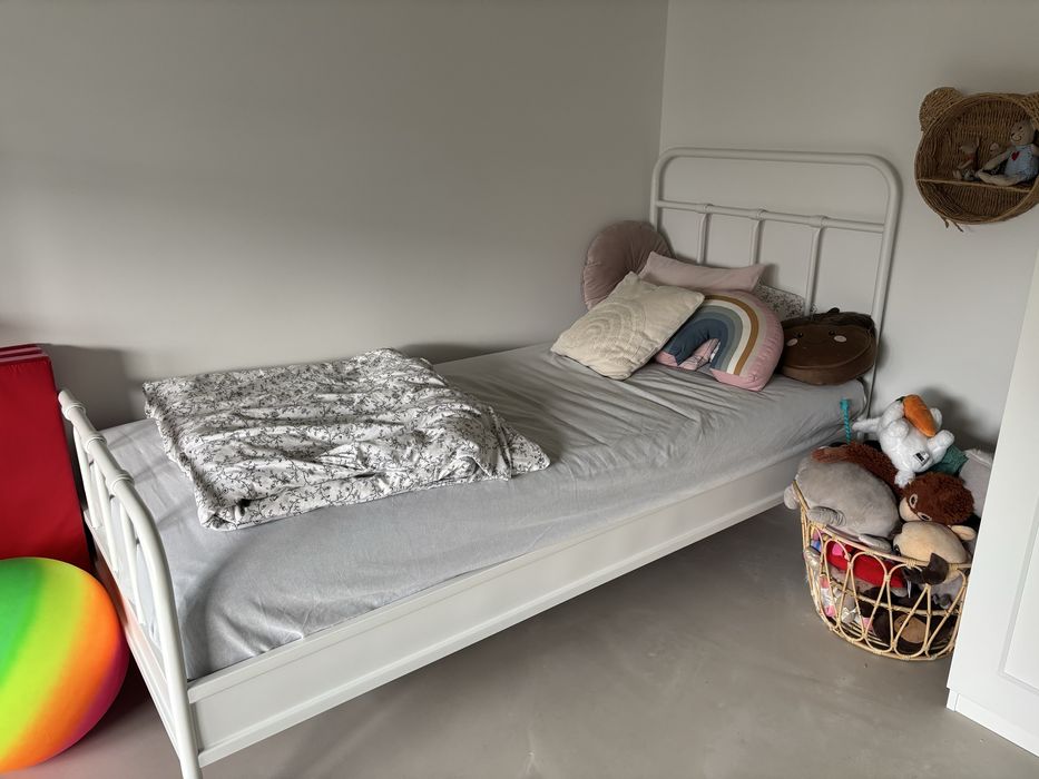 Rama łóżka Ikea Stjarno ze stelazem i materacami