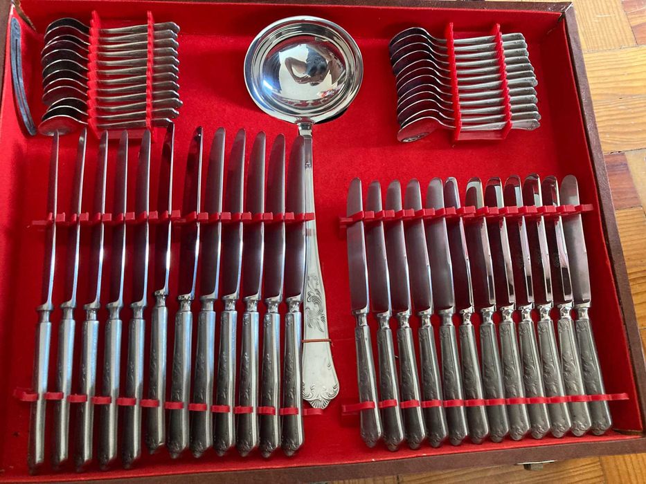 Faqueiro Antigo Miguel Guimarães 18-10 em caixa 131 peças