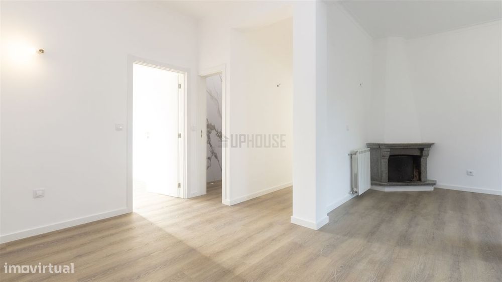 Apartamento T3 Remodelado com Garagem Fechada