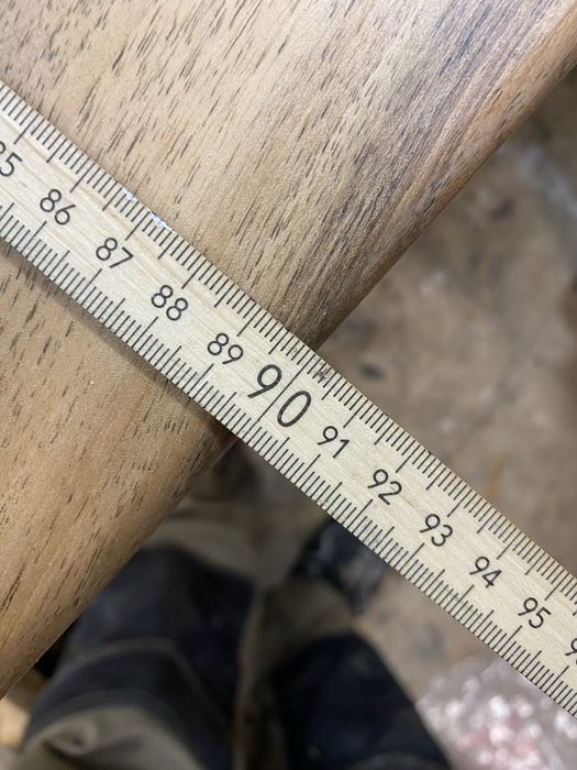 Stol z orzecha z czarna zywica