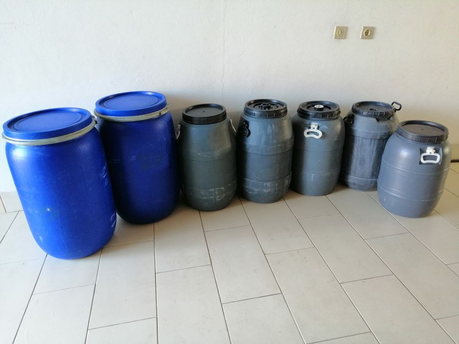 Depósitos de plástico com a capacidade de 490 litro