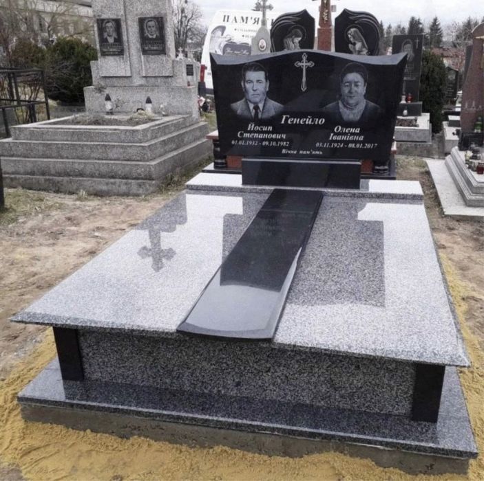 Подвійні та одинарні памʼятники з граніту
