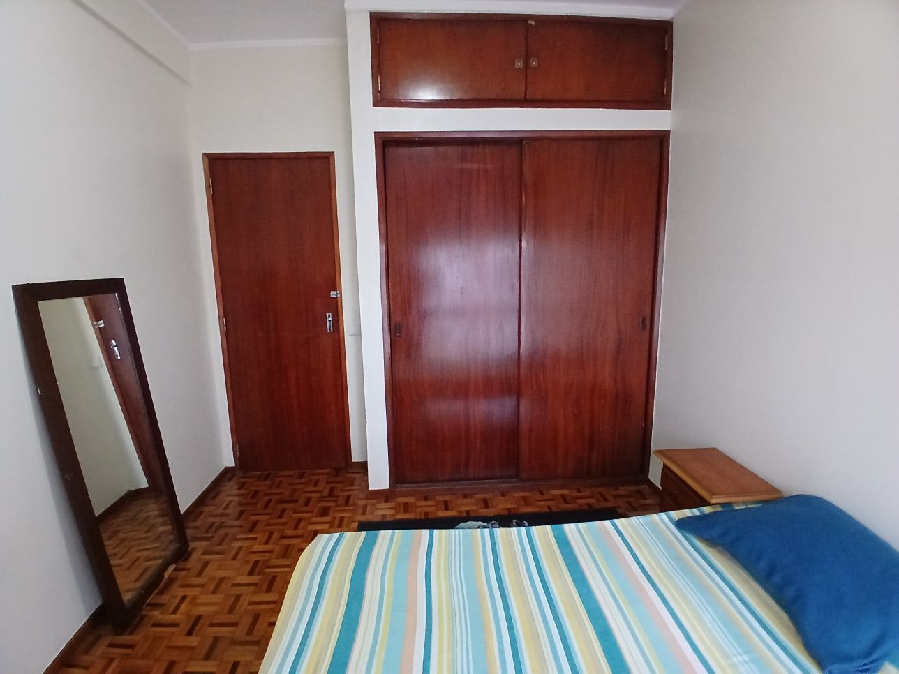Arrenda-se quarto para SENHORAS