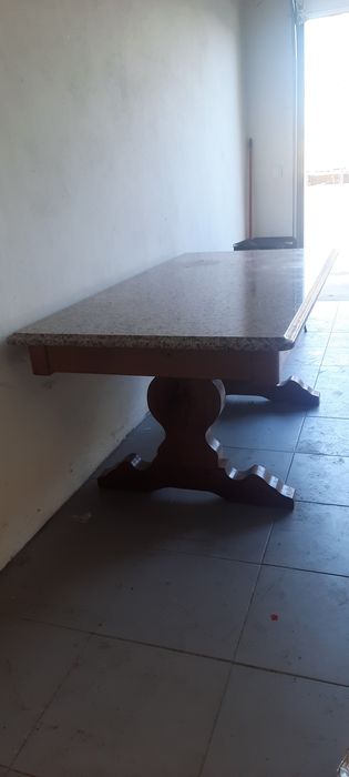 Mesa de granito e madeira boa