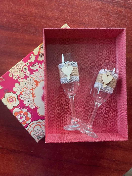 Ręcznie zdobione kieliszki dla młodej pary ozdobne pudełko