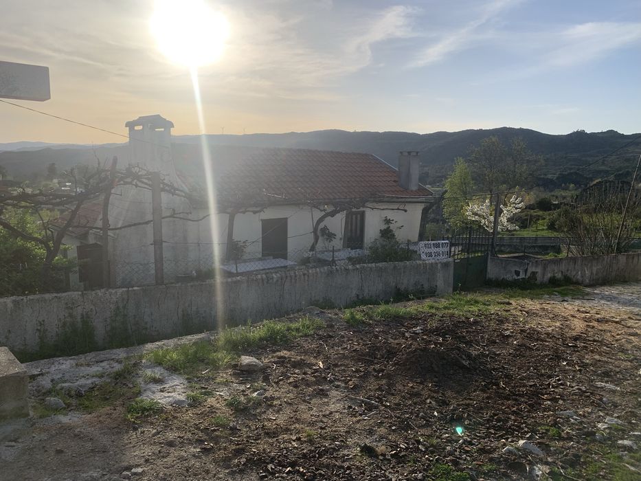 Casa com terreno + anexo para renovação