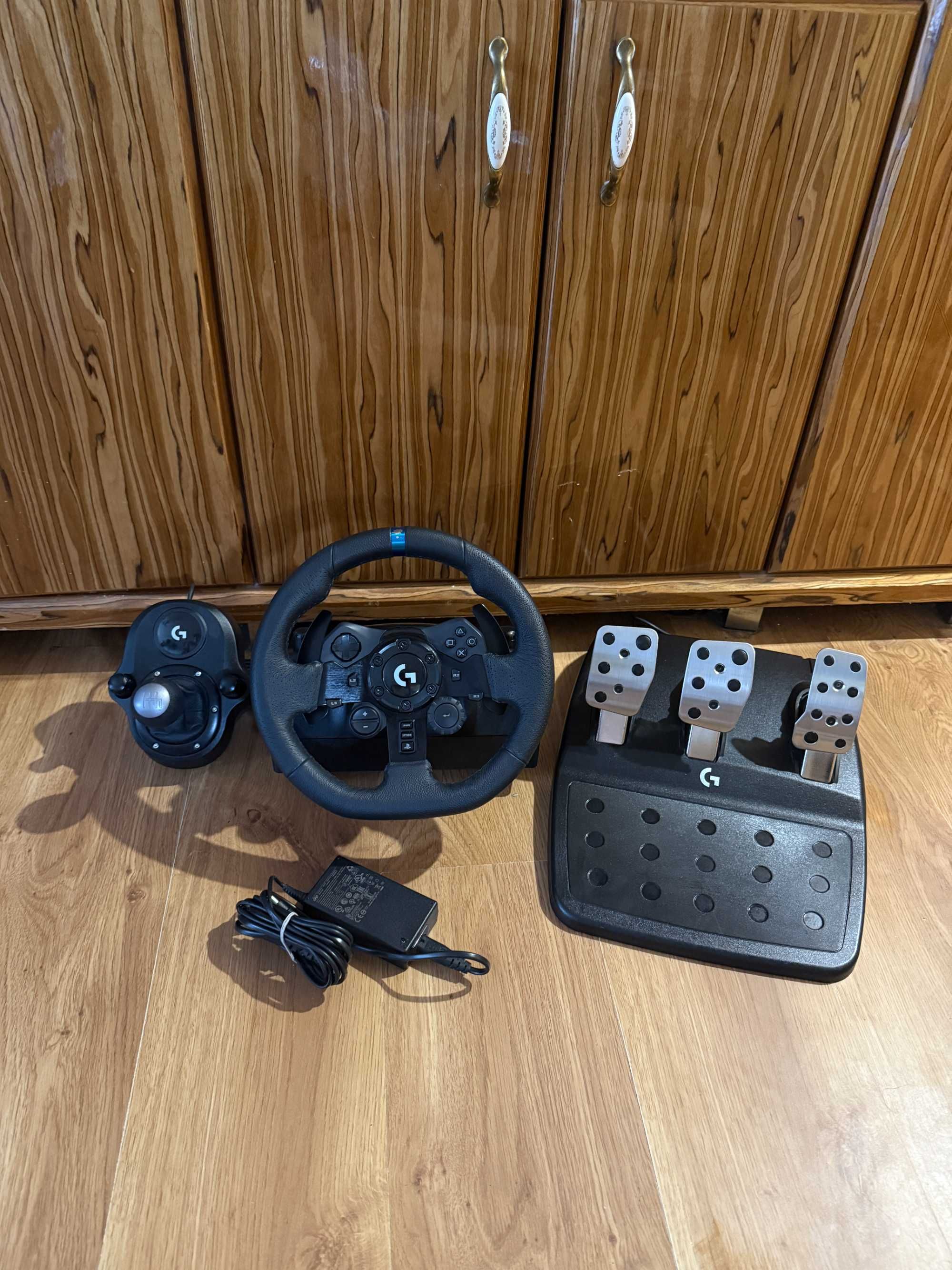 Kierownica Logitech DrivingForce G923 PS4/PS5/PC + Shifter