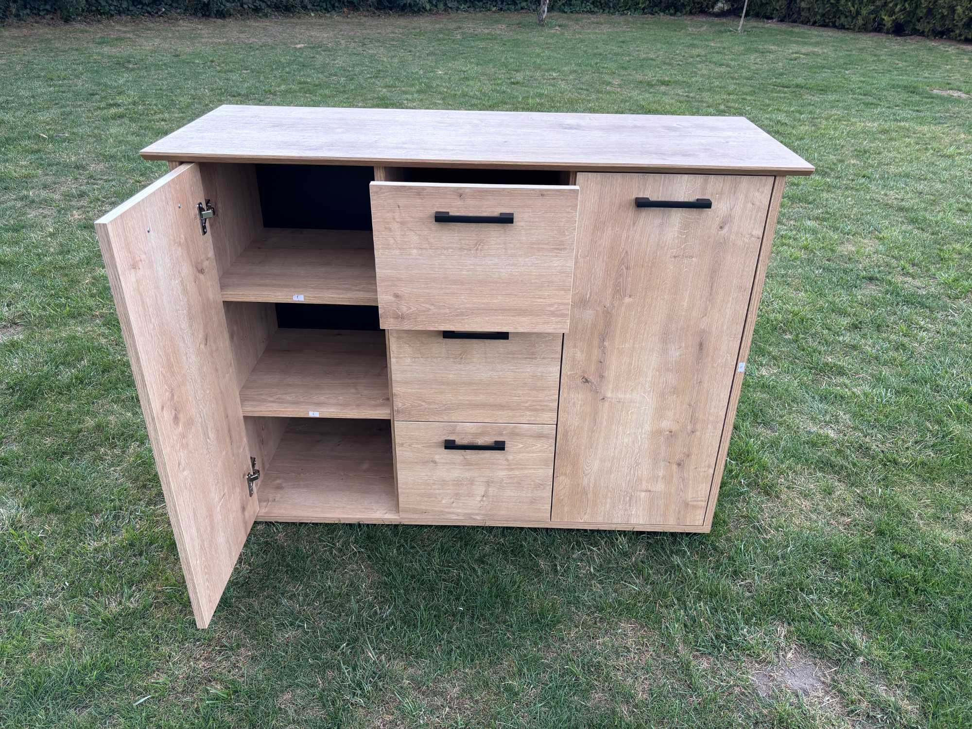 Pojemna Komoda w kolorze naturalnego drewna. 120 cm x H90 x45 cm (S)