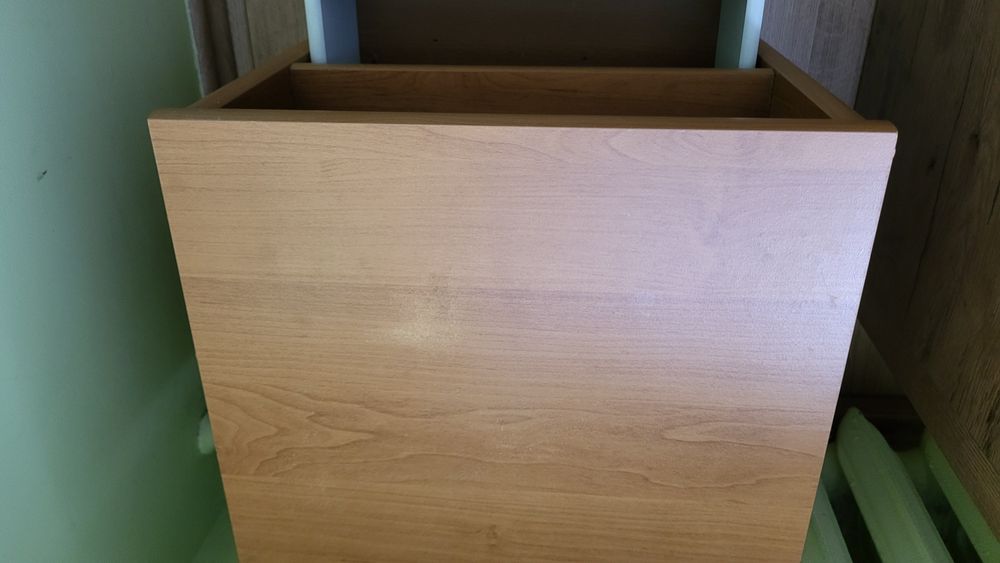 Szafka nocna w kolorze olchy