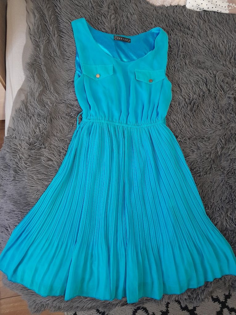 Niebieska plisowana sukienka