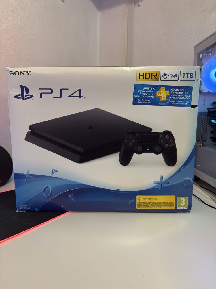 PlayStation 4 com comando/jogos/caixa/cabos