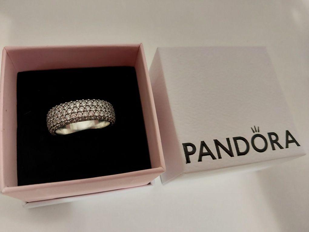 Pierscionek srebrny Pandora 56