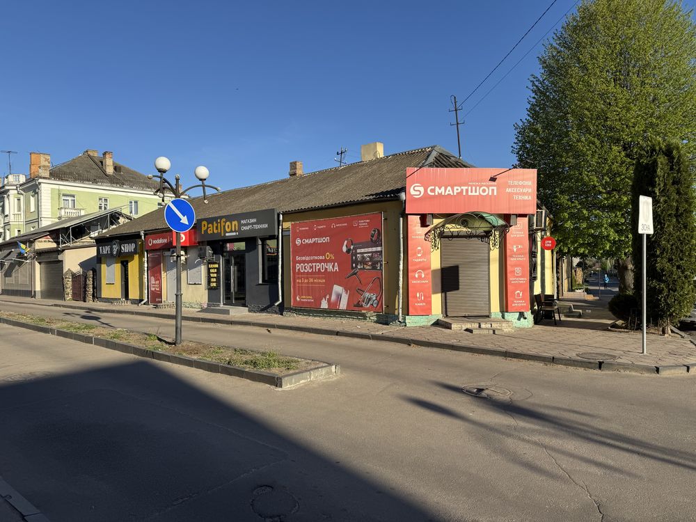 Здається приміщення з подвірʼям
