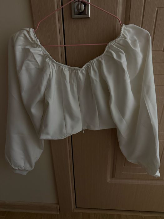 Стильна біла кроп-блузка з об’ємними рукавами